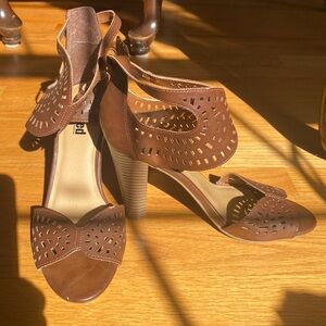 Size 7.5 unlisted by Kenneth Cole heels.